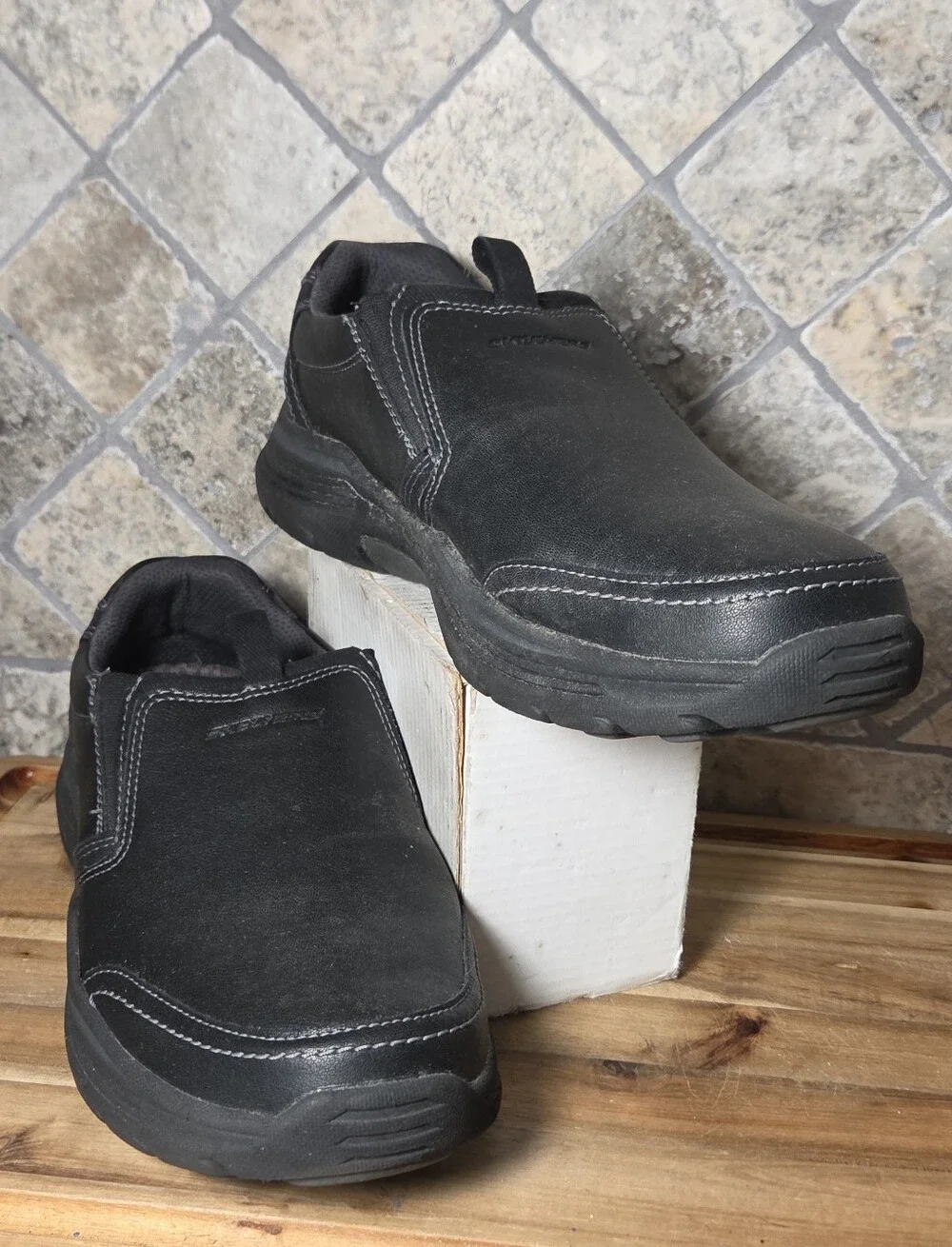 Skechers Mens Relaxed Fit Leather Slip On Loafers Black Size 10.5 Versatile